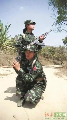 缅甸地方武装女兵 (资料图片)最近,缅甸政府军和缅北各地方武装打得不