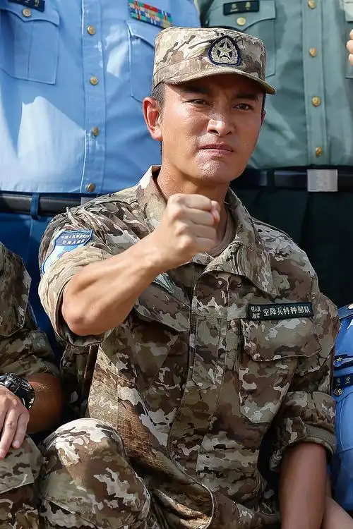 在北京举行见面会,贾乃亮,李纯,张赫等明星亮相,贾乃亮身穿迷彩军装