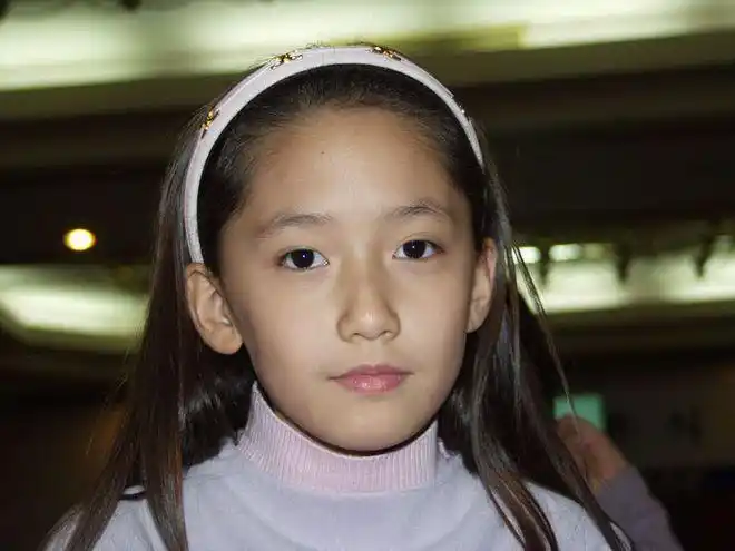 看过允儿小时候的照片,外表好像也没有什么太大变化,样子犹如停留在小