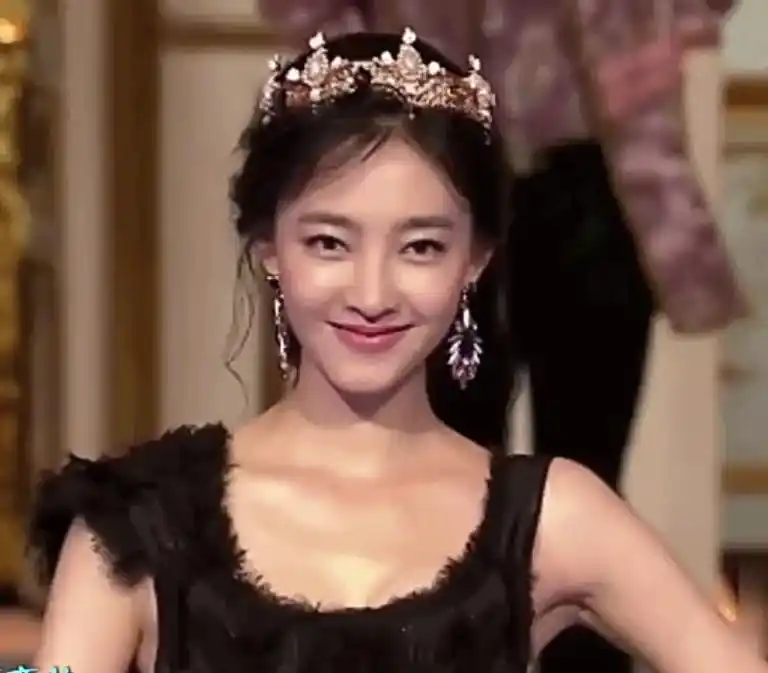 素颜女神王丽坤整形失败吗?脸僵大小眼!