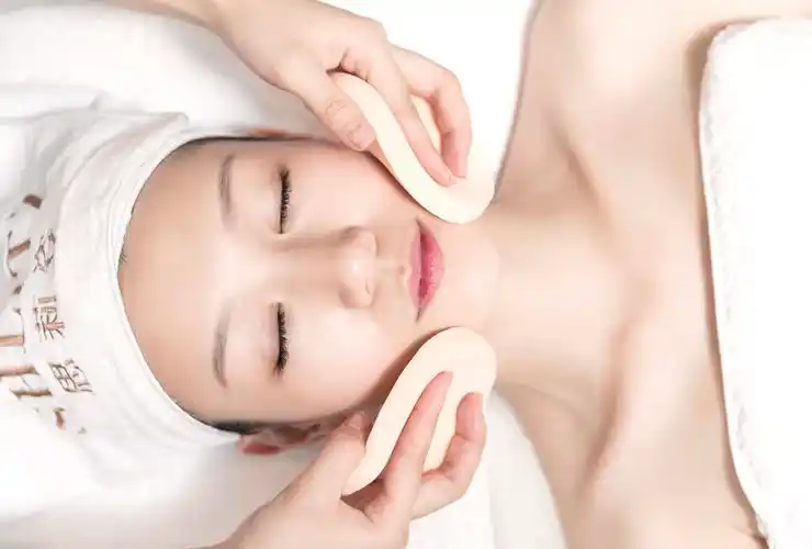 美容师给护肤按摩脸部图片