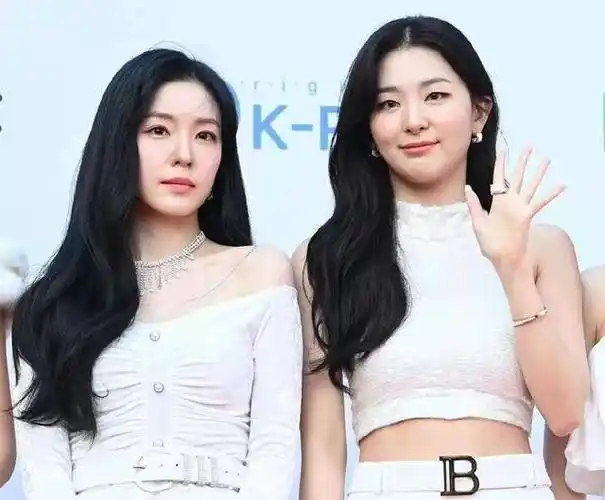 韩国女团红毯被要求摘口罩,成员无奈妥协,此前已有多名韩星感染_媒体