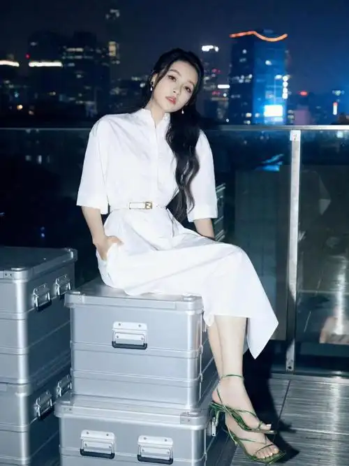 孙怡《大使的厨房》穿搭 身材好有少女感!