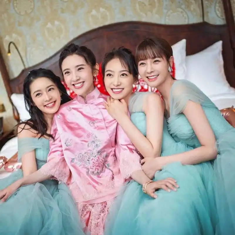 女明星伴娘服你更喜欢哪一套?李小冉/唐艺昕/张歆艺/包文婧/陈妍希.