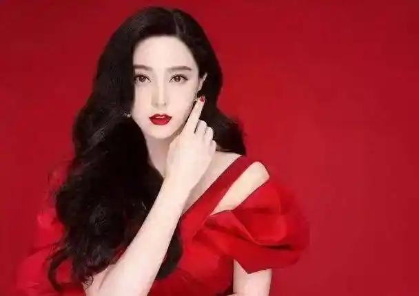 身穿红色长裙的她美艳动人,脸蛋白得皮肤闪闪发亮_风格_连衣裙_气质