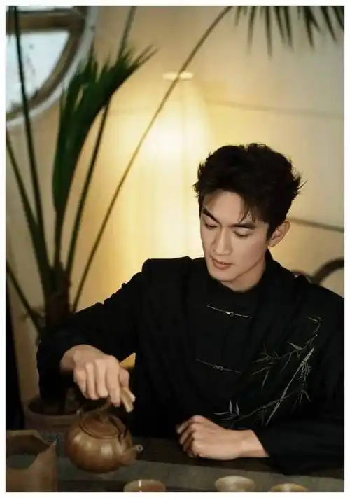 林更新直播大展厨艺荤菜美味引粉丝尖叫赵丽颖惊喜留言互动