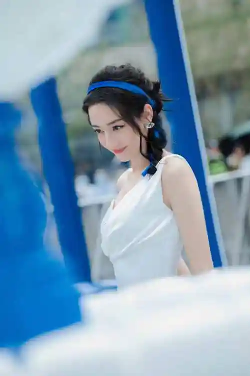 原创迪丽热巴新造型又美出新高度这款连衣裙有灵魂给人增彩不抢镜