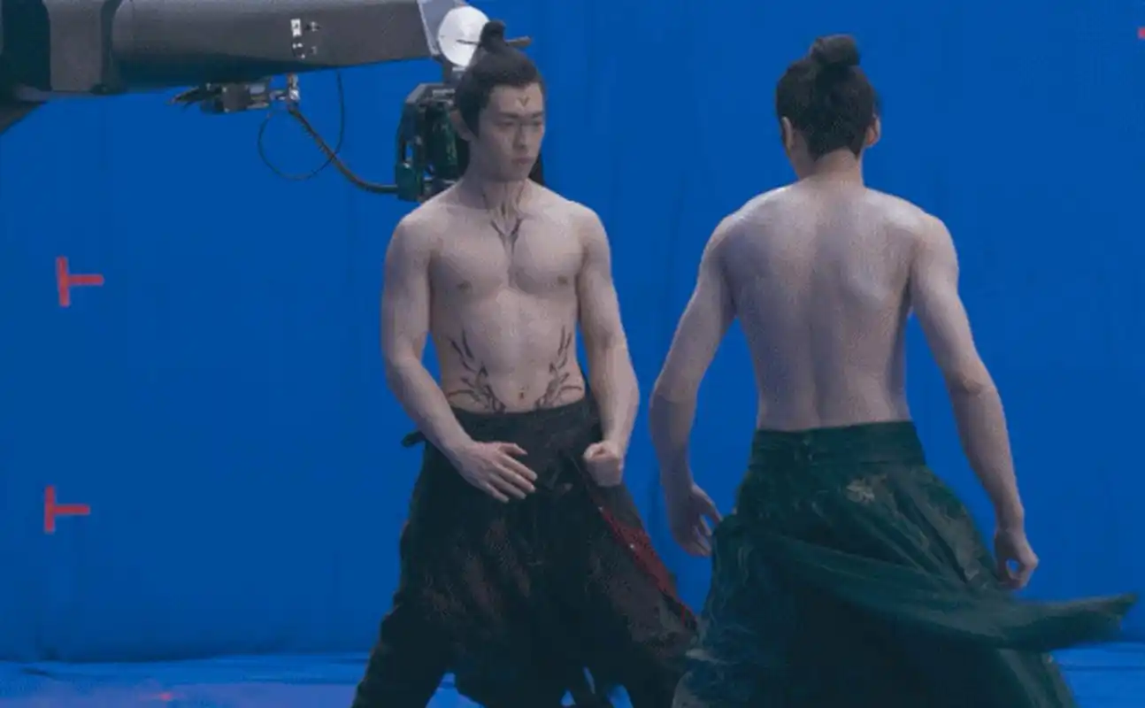 邓伦裸上身吊威亚真的太帅气啦吧!