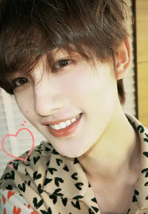 丁程鑫超可爱自拍.爱心个性衬衫,治愈系笑容,氛围感满满__财经头条