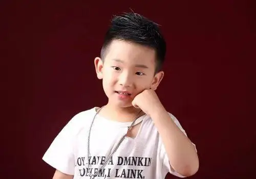 8岁小男孩留板寸发型好看吗 儿童短发发型选板寸图片也不差