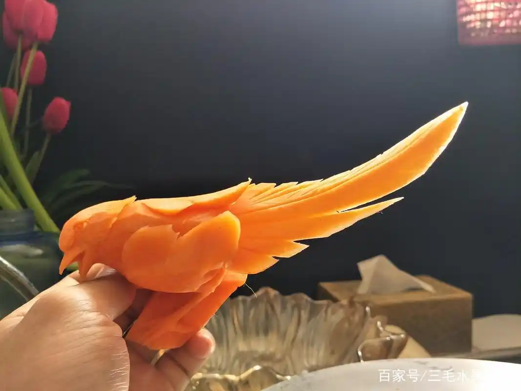食品雕刻师手中的胡萝卜是这样的,跟真的一样,栩栩如生!