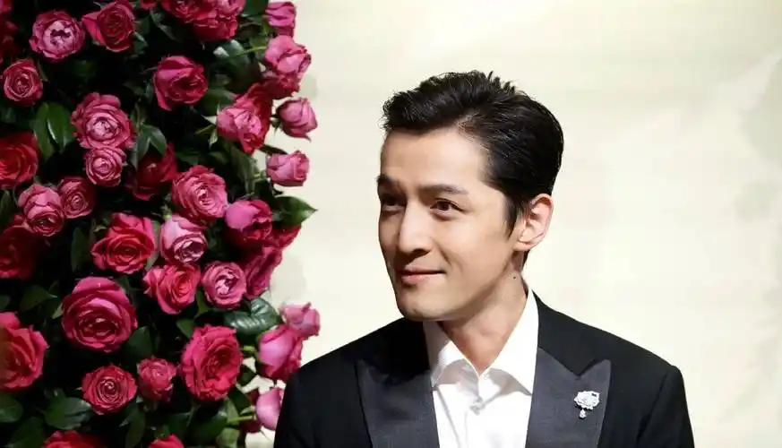 胡歌的颜值也是一直在线,尤其是他优越的发际线,真的是让一个女生看的