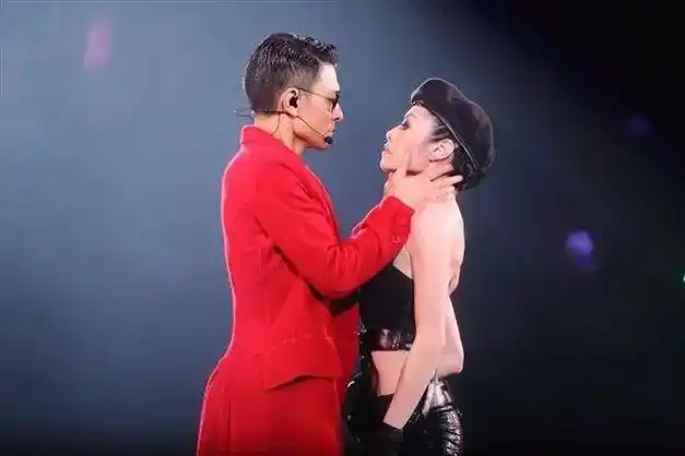 刘德华给300万我们出3000万赖文慧我只给刘德华当伴舞