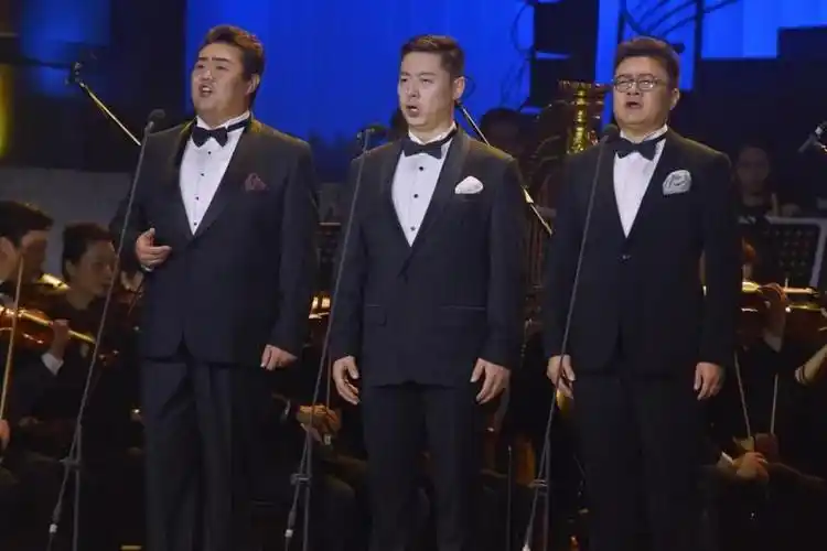 男生三重唱:青年歌唱家张学梁(左),杨阳(中),曹健(右)