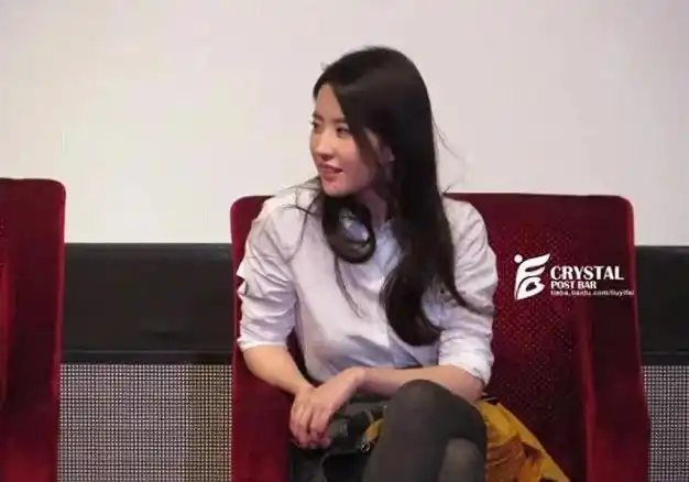 白衬衫刘亦菲十年前露水红颜重庆见面会