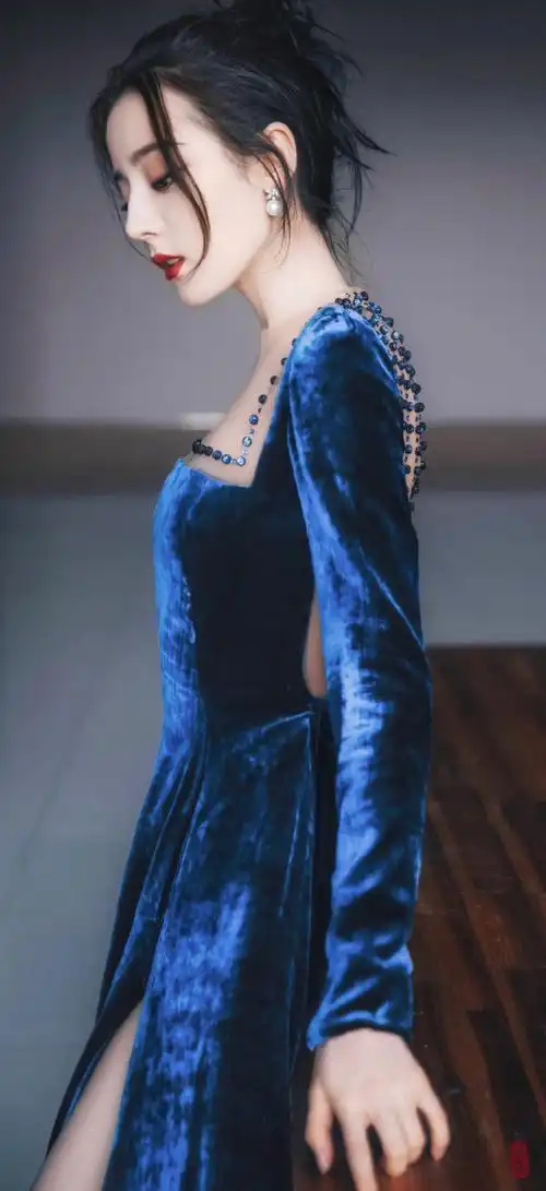 迪丽热巴蓝色丝绒长裙