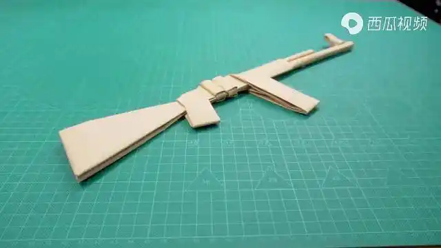 真正简单又仿真的ak47折纸枪模型,拿到成品后爱不释手!