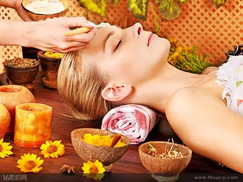 正在做面部美容的金发女郎高清摄影图片