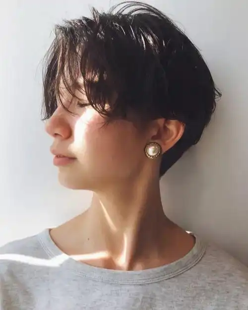 女生齐耳短发中分帅气