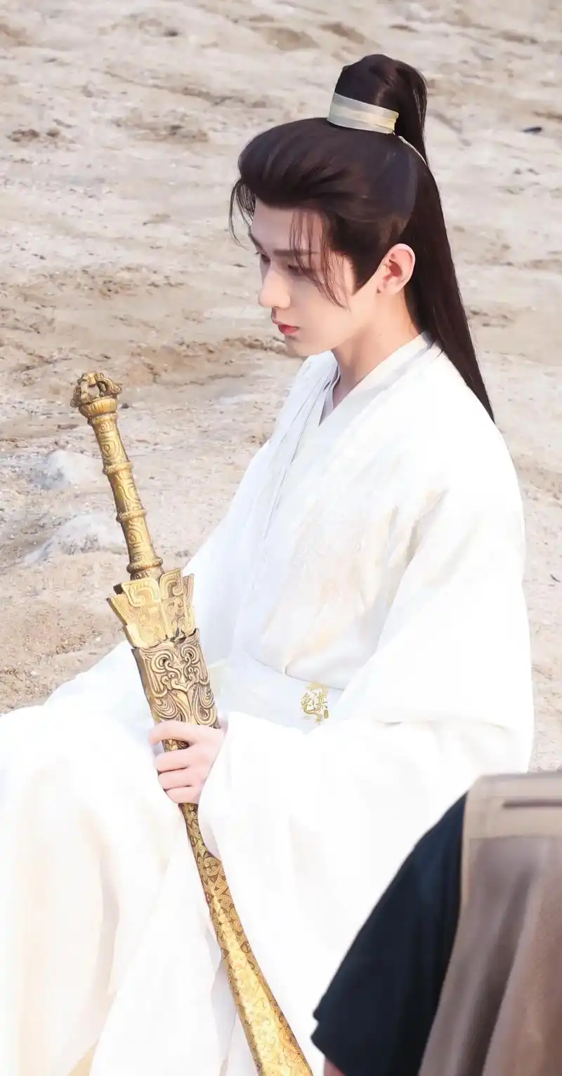 成毅王权富贵 #成毅 他是会走路的月光 - 抖音