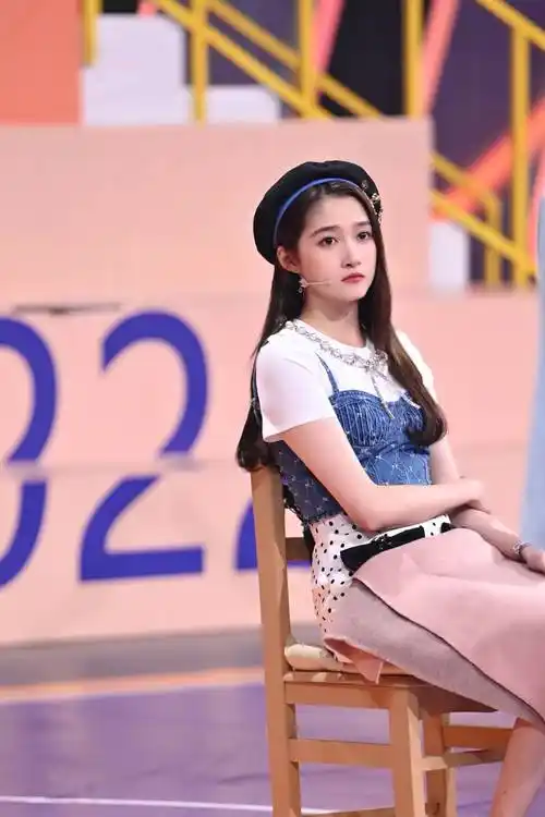 关晓彤黑白波点短裙秀美腿头戴贝雷帽像邻家学姐