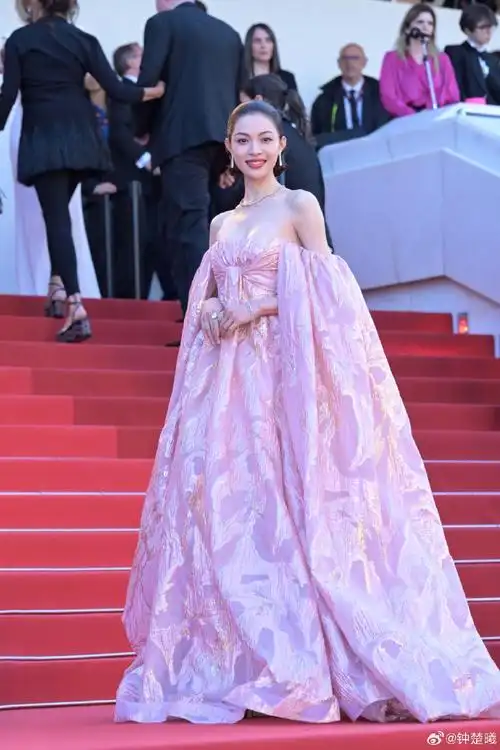 钟楚曦  亮相戛纳电影节红毯    身穿valentin yudashkin 2024春夏