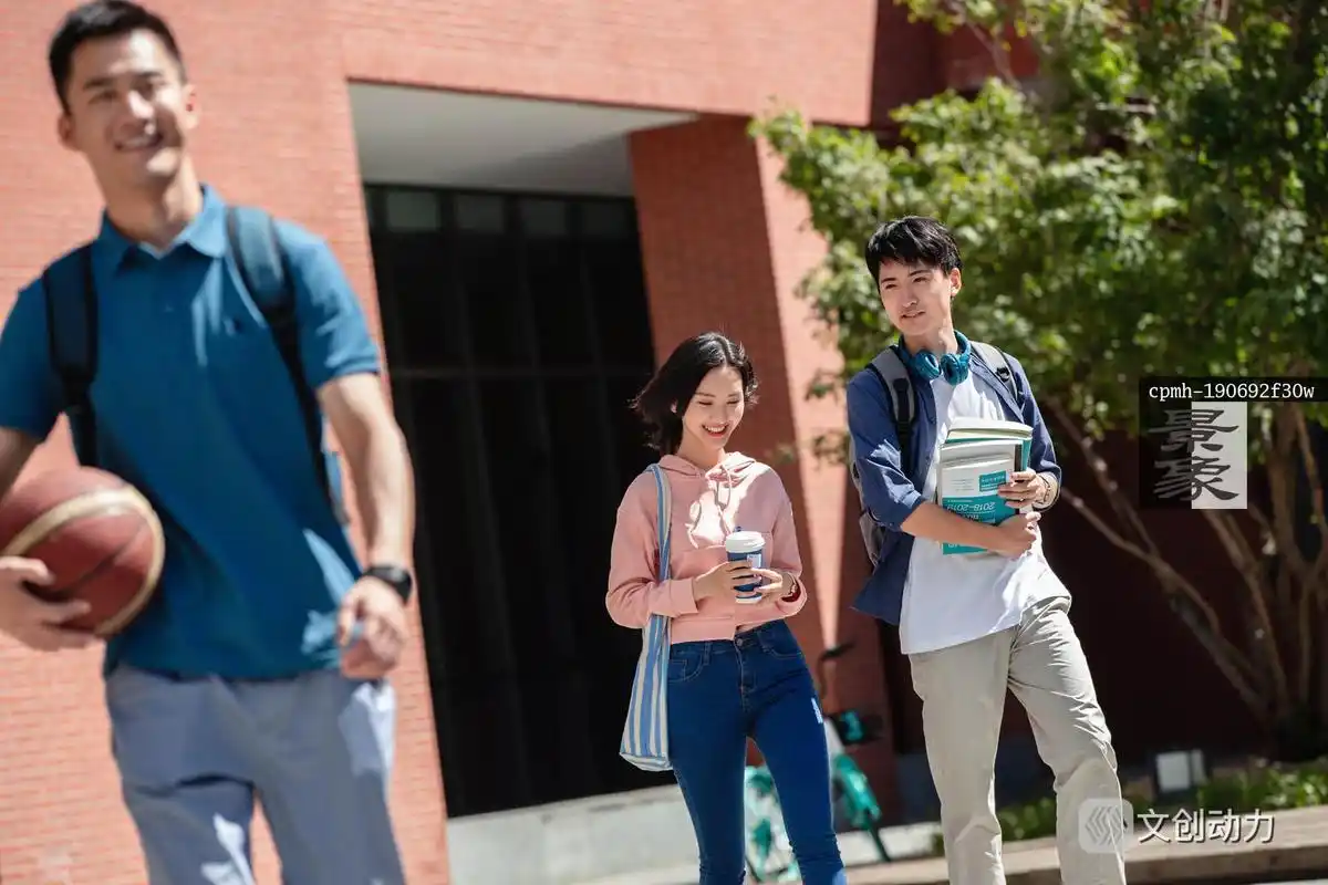 下课后的大学生在校园里