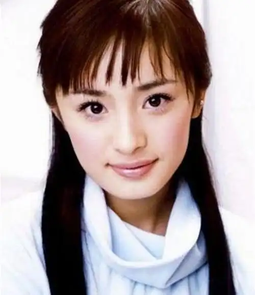 杨幂读书时期的一组写真自然俊俏整没整容一目了然