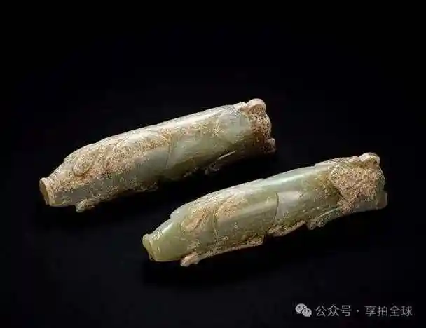 lot 0206 汉 青白玉八刀猪 (一对)长11.