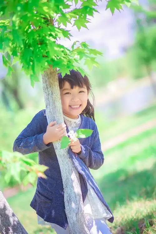 摄影 笑起来迷人的小女孩一个孩子的天真笑颜,犹如天空中云彩般的灿烂