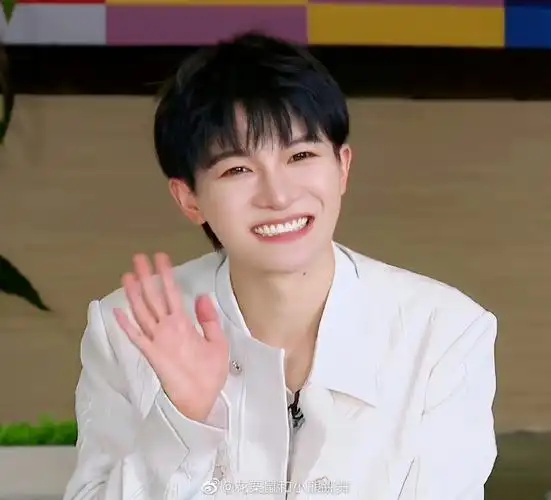 周深超话关于他的可爱图片仅供参考具体请以实物为准#周深表演无实物
