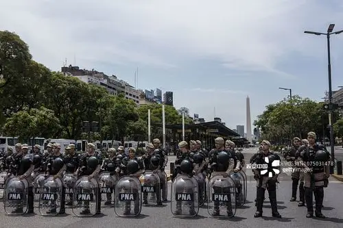 阿根廷首都爆发大规模反g20示威 防暴警察提前封锁道路严阵以待