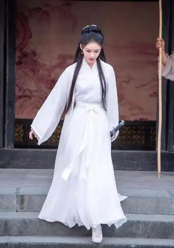 林允cos小龙女造型,白衣飘飘仙气十足,古装扮相果然很惊艳