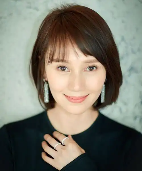 看了45岁袁泉的打扮才发现:中年留短发,穿衣不油腻,想不美都难