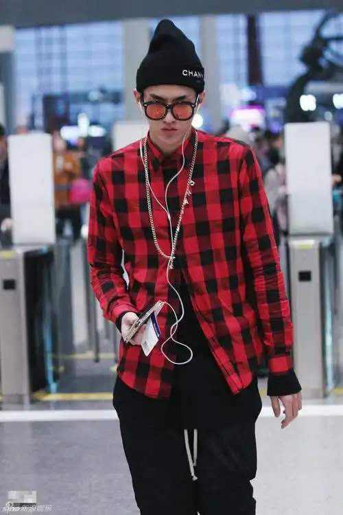 组图:吴亦凡凌晨低调离京 红格子衬衫潮范十足_高清图集_新浪网