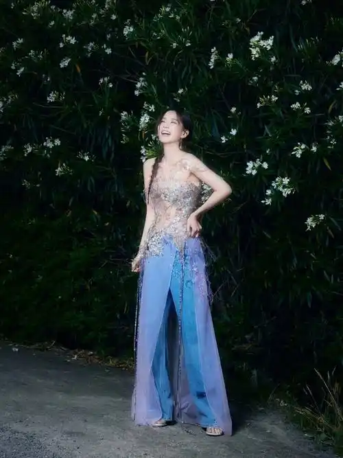 李一桐晒出花园光影写真,身穿镂空透视水花裙,清凉优雅清纯诱人_感觉