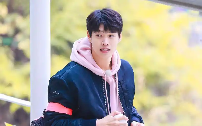 阳光男孩魏大勋帅气休闲写真