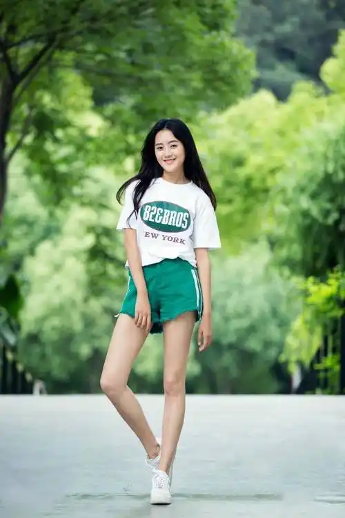曾饰演沈月的学霸闺蜜,今穿轻纱上衣配小短裙,"漫画腿"真吸睛_王梓薇