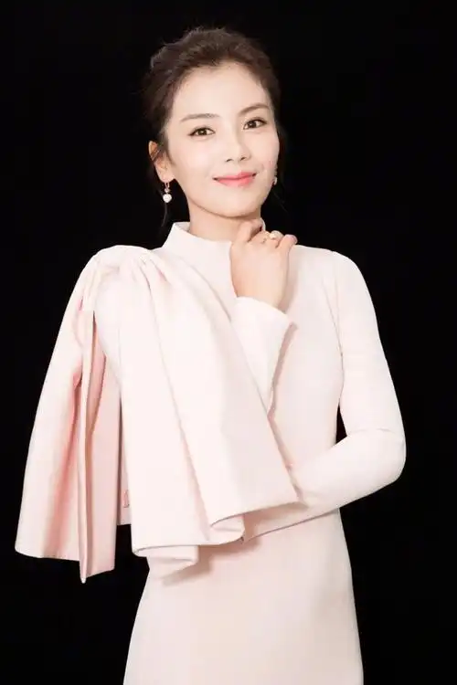 身高168的刘涛超适合穿长裙,可肩上的点缀似酒馆小二的毛巾