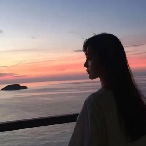 唯美的夕阳下的长发美女背影头像套图-女生头像 - 壁纸之家