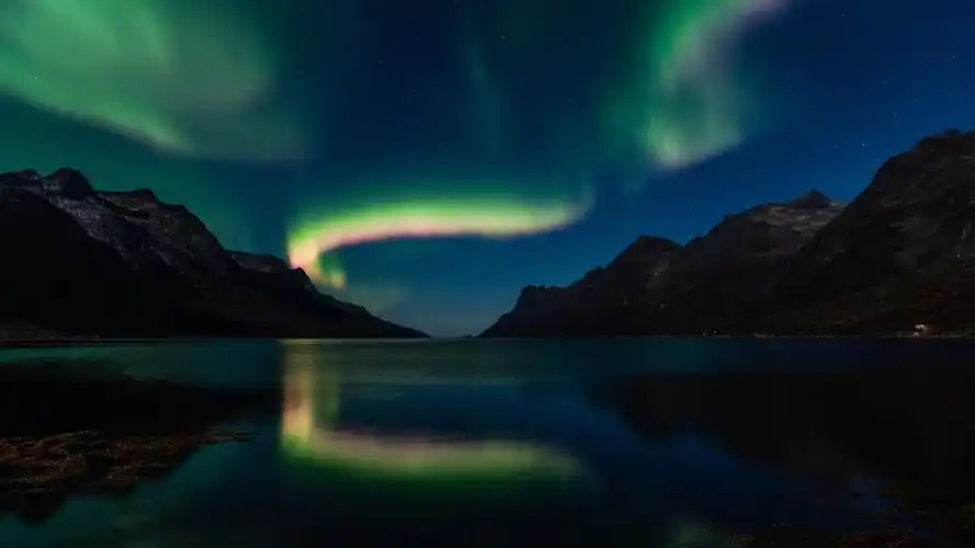 绚丽的极光风景摄影高清宽屏壁纸