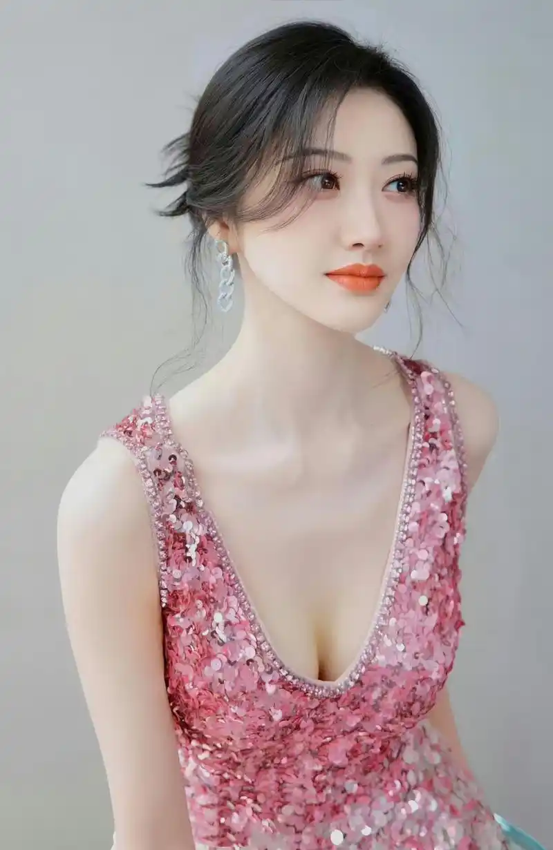 景甜这套粉色系深v礼服好美啊#每日娱乐播报# #娱乐最前沿# #明星