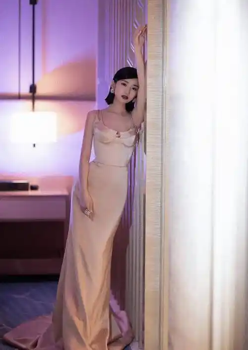 有种"保守"叫毛晓彤嫌裙子短,就故意加层时尚,没想到意外秀出奶棒腿