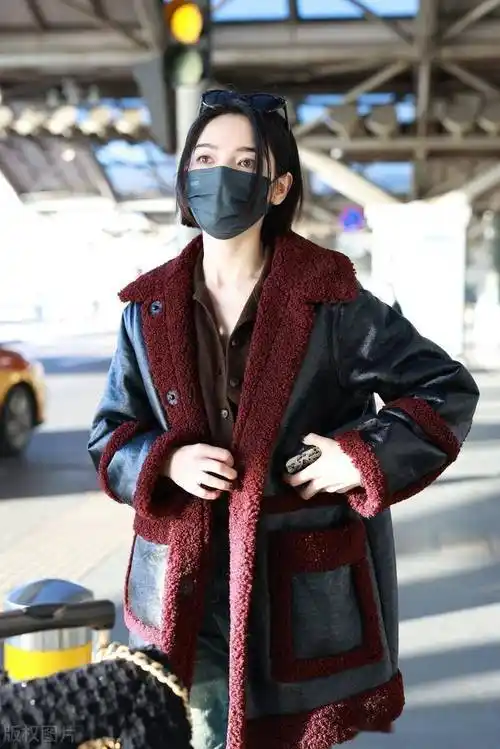 代斯现身北京机场 身材高挑气质非凡