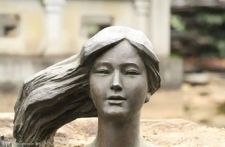 女性铜雕塑图片