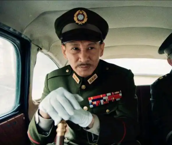 但不得不说,王劲松饰演的蒋介石,胜在了气质上的相近,即便形象上存在