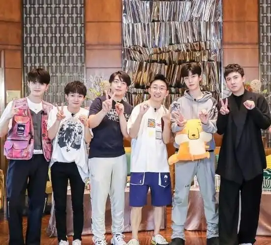 范丞丞团队神p图,沈腾被p得又瘦又白,不看原图真认不出