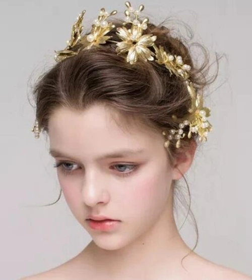 低盘发的新娘头,这款适合发量多的妹子,两边留下来的发丝,为整个发型