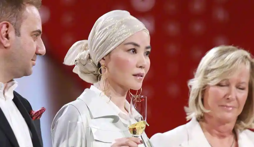 50岁王菲近照曝光,身材纤细皮肤白皙,被赞不老女神_保养_对比_天后