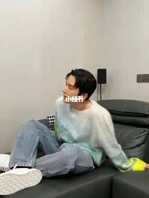 张新成上脚valentino one stud运动鞋,纯白鞋身配以白色铆钉,打造清逸